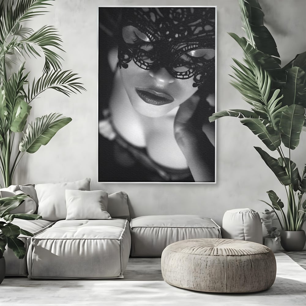 Tablou canvas cu tablou canvas cu femeie purtand masca, in rama de aluminiu argintiu, pe perete intr-un living